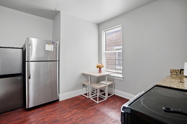 Building Photo - 7 Bed/3 Bath Mins. from UC Campus $700/pp ($4,900/mo)!