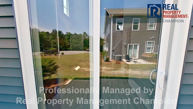 Building Photo - Beautiful and Spacious End Unit Townhouse