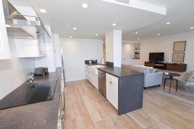 Building Photo - 1720 Avenida Del Mundo