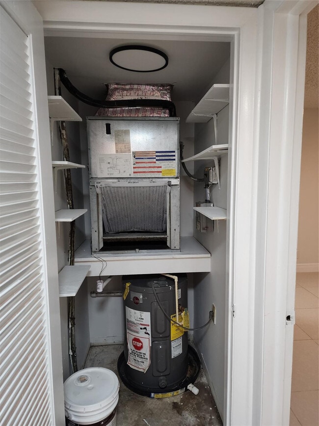 Building Photo - 5140 SW 40th Ave