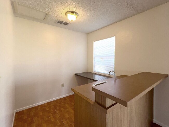 Building Photo - Spacious 3-Bedroom, 2-Bathroom in Winter H...