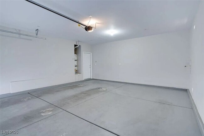 Building Photo - 932 Lotus Falls St