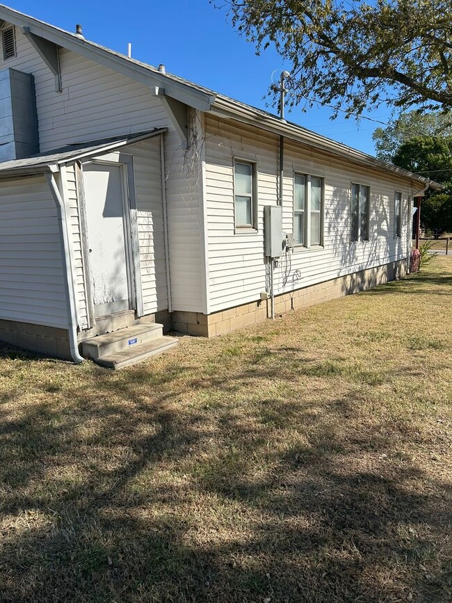 Building Photo - Nice 2 or 3 bedroom with covered front porch.