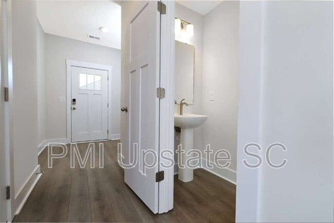 Building Photo - 214 Cali Wy