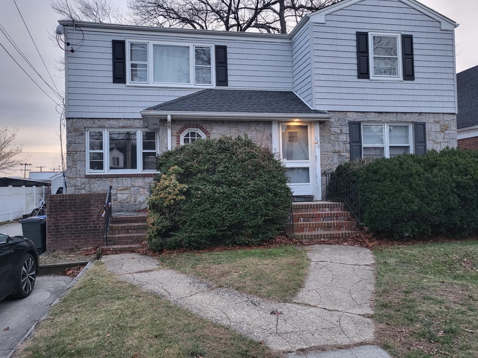 Building Photo - 128 E Maple St