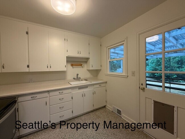 Building Photo - Deceptively Large Wedgewood Home!