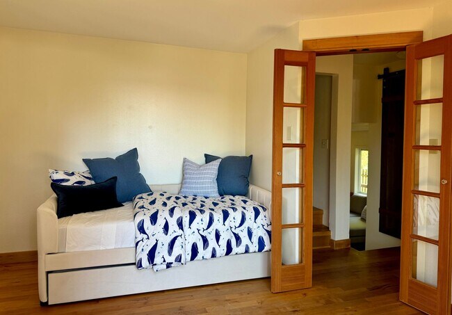 Building Photo - Absolutely Darling INDIANOLA cottage, full...