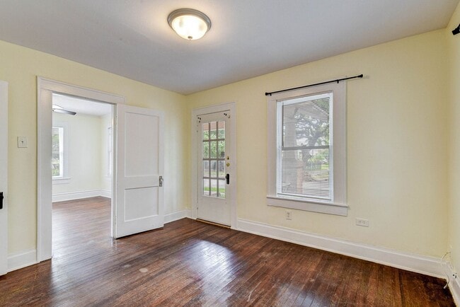 Building Photo - Charming 3-Bedroom Cottage in The Heights