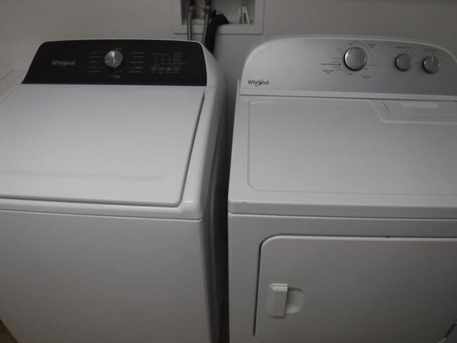 Building Photo - 1500 SQUARE FEET, 2 BED, 2 BATH AND 2 CAR GARAGE