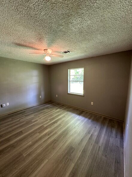 Building Photo - 105 Wells Dr