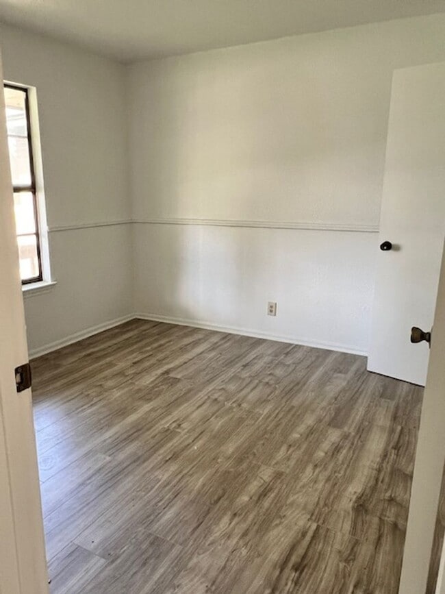 Building Photo - 3 bed 2 bath, established neighborhood