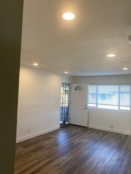 Main entrance (Inside) - 990 Helen Ave