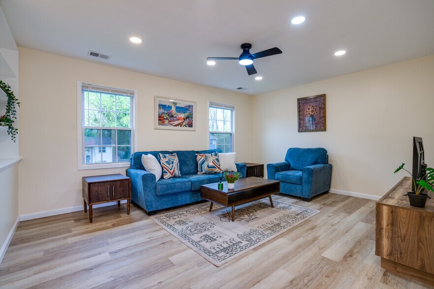 Building Photo - 14220 Fallbrook Ln