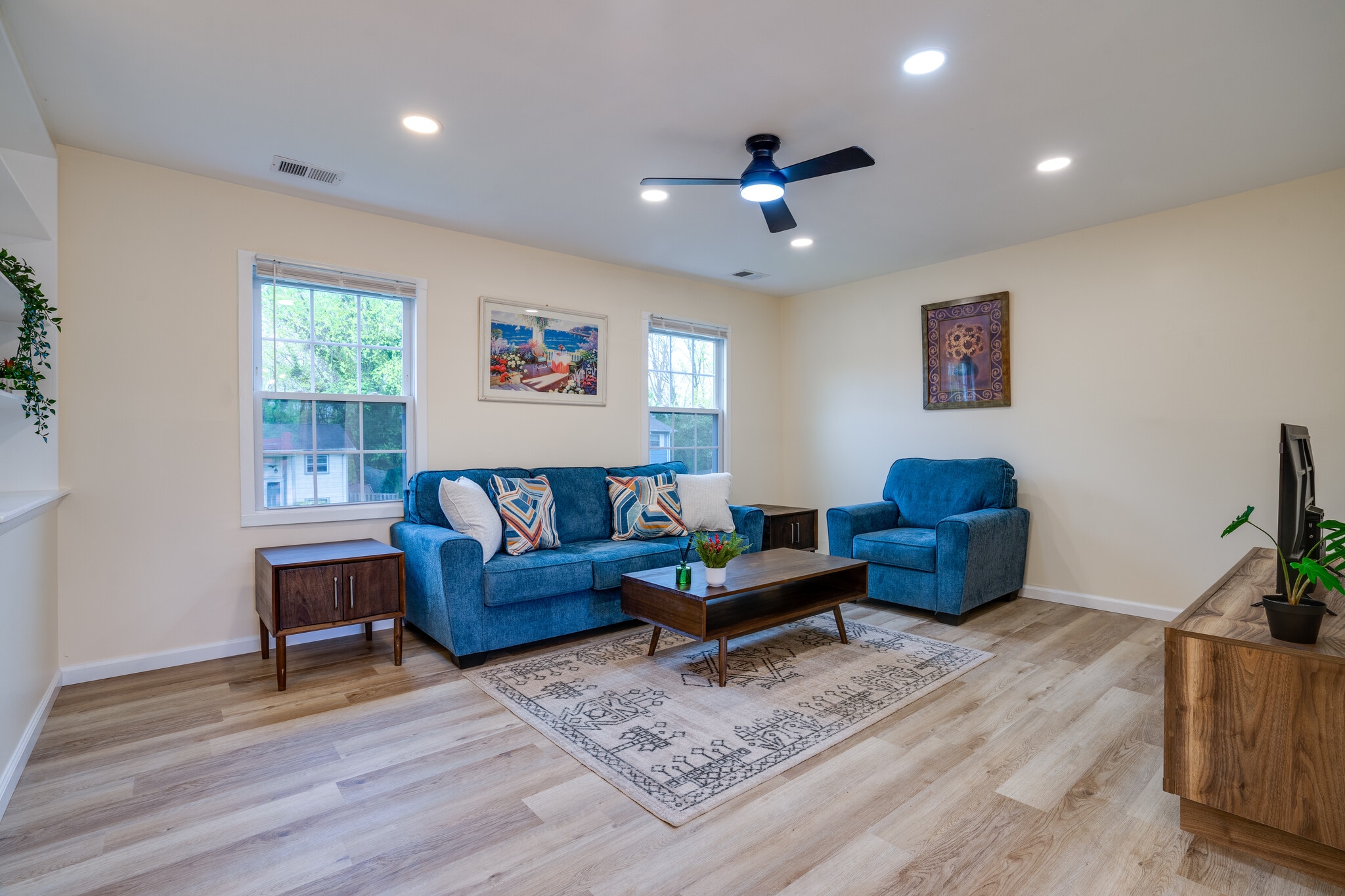 Building Photo - 14220 Fallbrook Ln