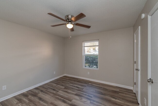 Building Photo - Updated 2 Bed/1 Bath Duplex Available for Rent Now!