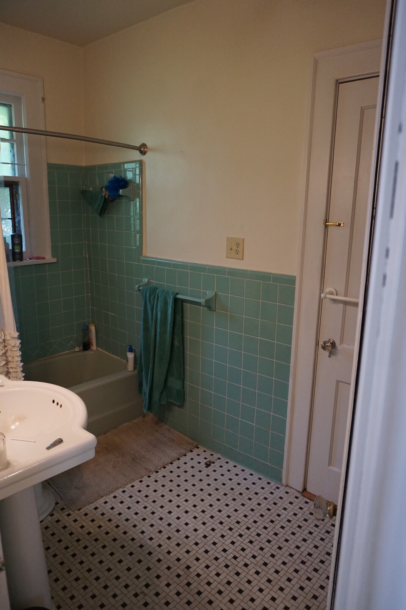 Building Photo - 1212 Virginia Ave. NE