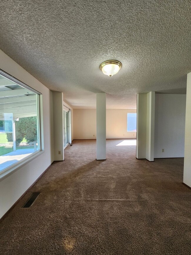 Building Photo - Spacious One Level 4 Bedroom, All New Kitchen Appliances, Landscaping Included!