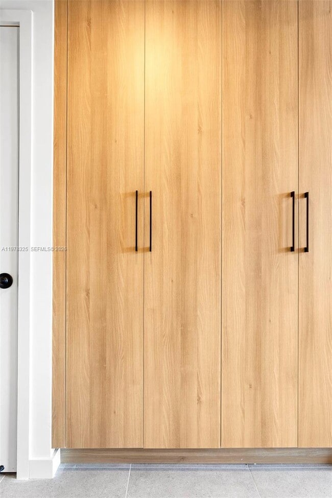 Building Photo - 121 NE 5th St