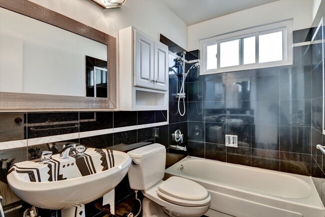 Building Photo - Spacious & Stylish Home in Pacifica’s Desirable Fairmont Neighborhood