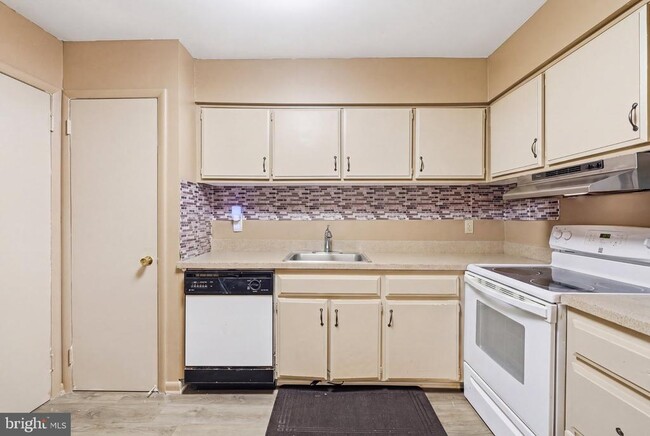 Building Photo - 7 Dennison Dr