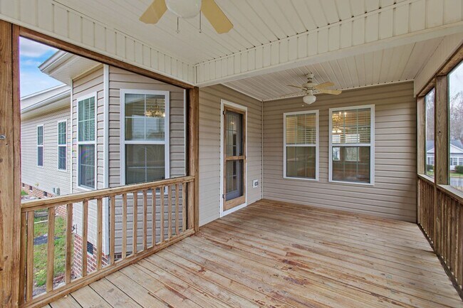 Building Photo - Adorable Ranch Home With Garage and Screen Porch!