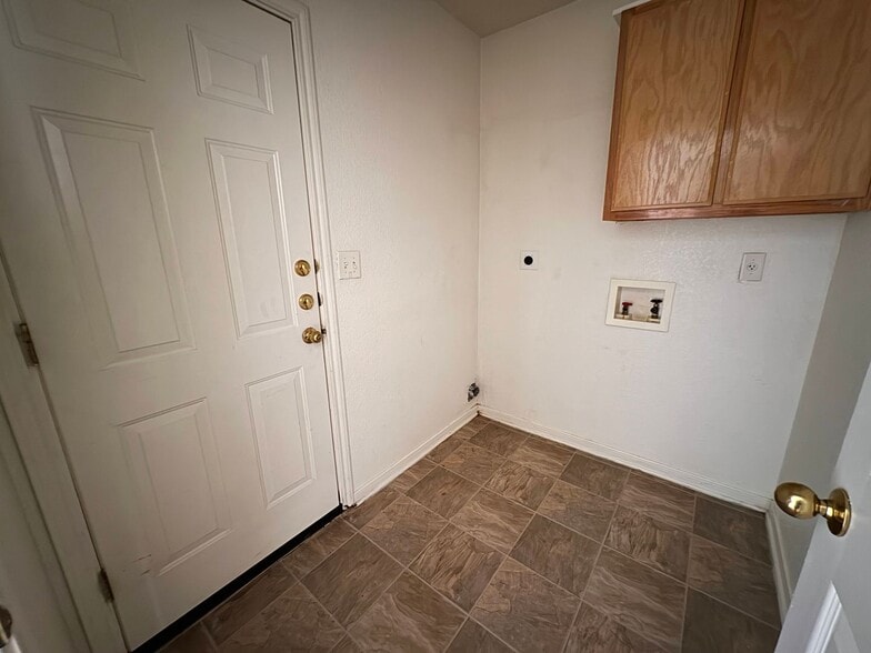 Building Photo - 3701 Ys Pak Ct