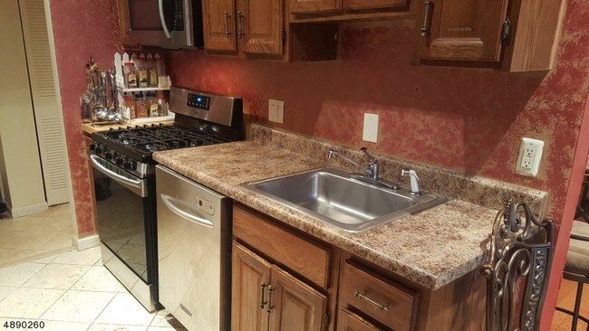 Building Photo - 448 River Rd