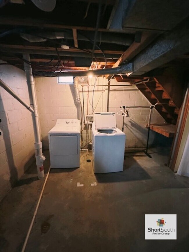 Building Photo - Updated - 3 bed 1.5 bath, with a detached garage