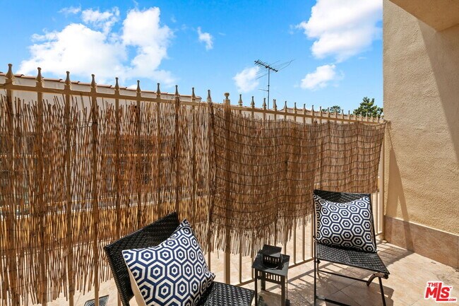 Building Photo - 843 N Martel Ave