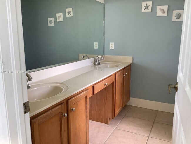 Building Photo - 7050 SW 164th Ct