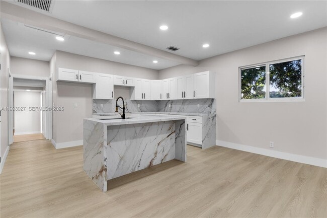 Building Photo - 559 NW 2nd St