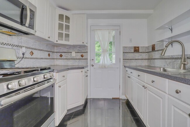 Building Photo - 509 7th St
