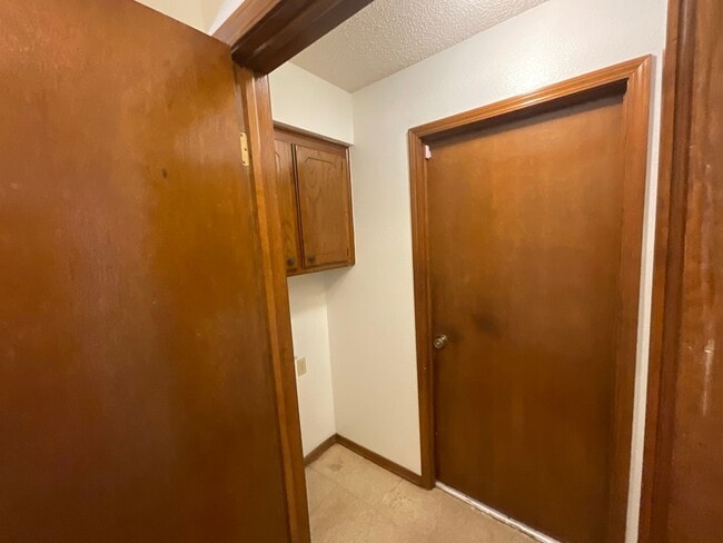 Building Photo - 3 Bed. 2 Bath, 2 Car Garage