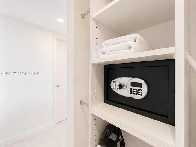 Building Photo - 2600 E Hallandale Beach Blvd