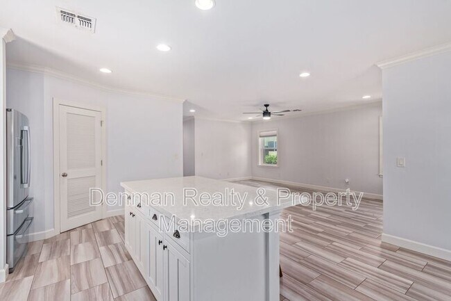 Building Photo - 1513 E Earll Dr
