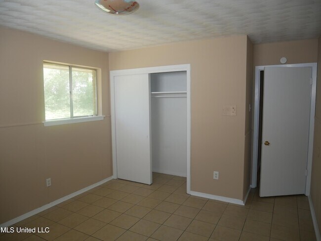 Building Photo - 1416 Vicksburg Dr
