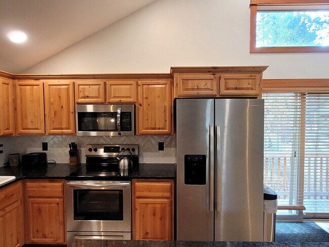 Building Photo - Hank's Hideaway in Sunriver, Furnished, all Utilities Included. Gym access, Hot Tub. 30-day Minim...