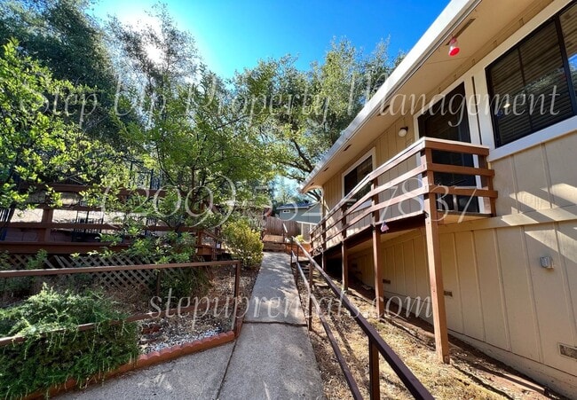 Building Photo - 2 Bedroom 2 Bath Home With Bonus Room off Racetrack!!!!