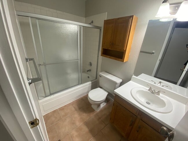 Building Photo - Spacious Aurora Townhome