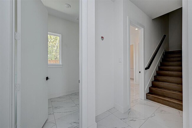 Building Photo - 6024 Beall St