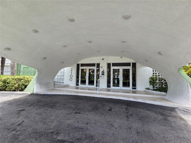 Building Photo - 2100 Sans Souci Blvd