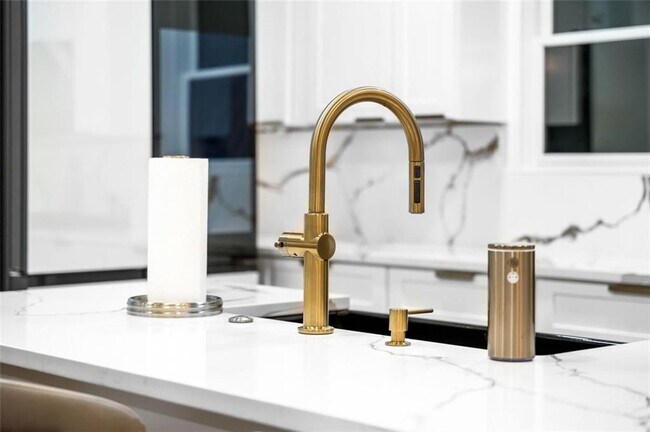 Building Photo - 507 Karen Ln