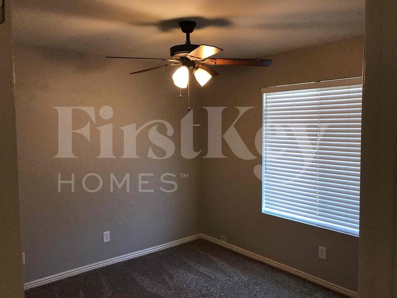 Building Photo - 4841 W Paradise Ln