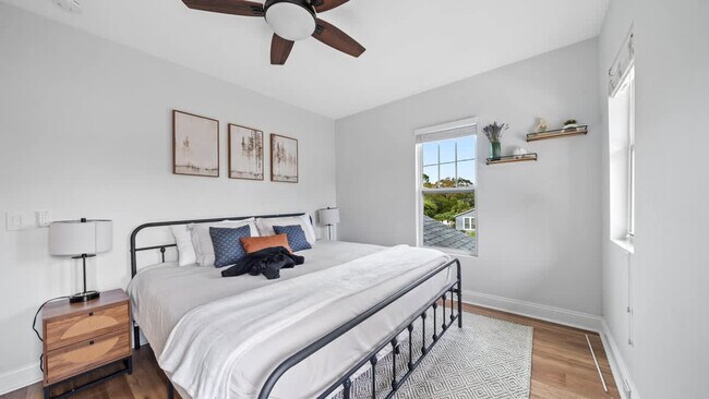 Building Photo - 720 1/2 West Woodlawn Avenue-SI ID1271939P