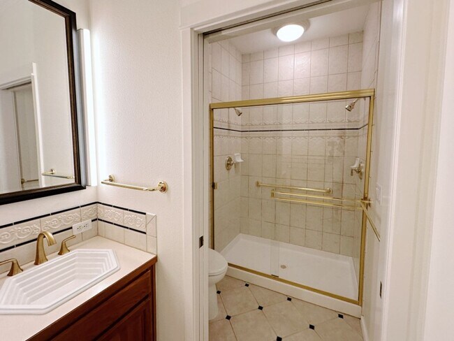 Building Photo - 2Bd/1.75Ba Kirkland Condo