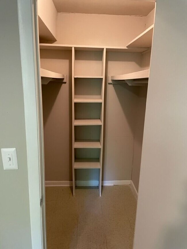 Building Photo - Spacious Apts - Excellent Tucker Location