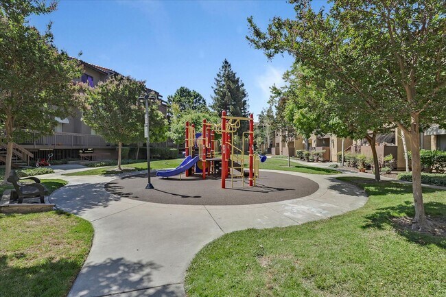 Building Photo - 2 Bedroom, 1 Bath, Upstairs Condo in the C...
