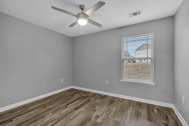 Building Photo - Move-in Ready Townhome in heart of Spring Hill