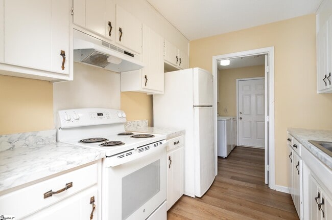 Building Photo - 14 Oakwood Dr