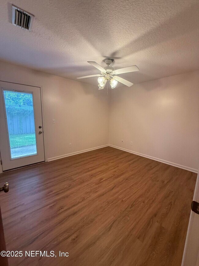 Building Photo - 702 Meadowbrook Dr